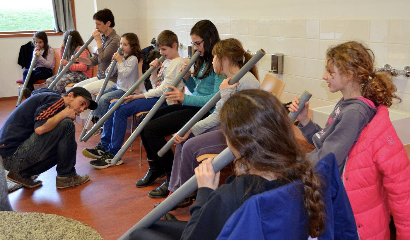 Triton Squad guide des enfants qui jouent du didgeridoo d'initiation