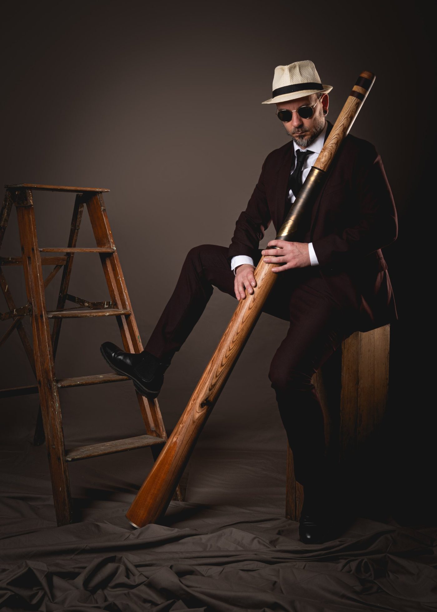 Triton Squad en costume et chapeau, un didgeridoo entre les mains