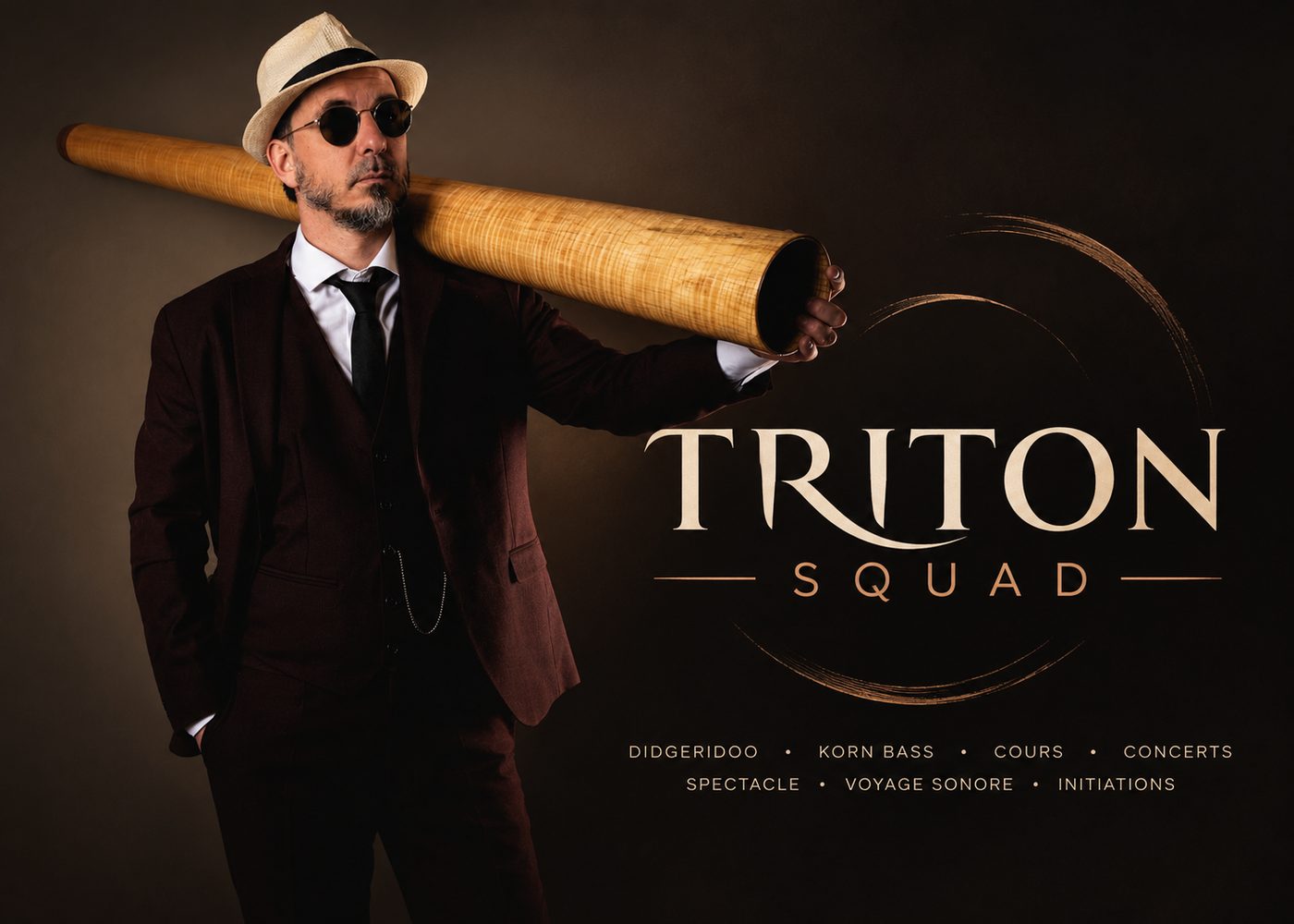 Triton Squad en costume et chapeau, un didgeridoo sur l'épaule